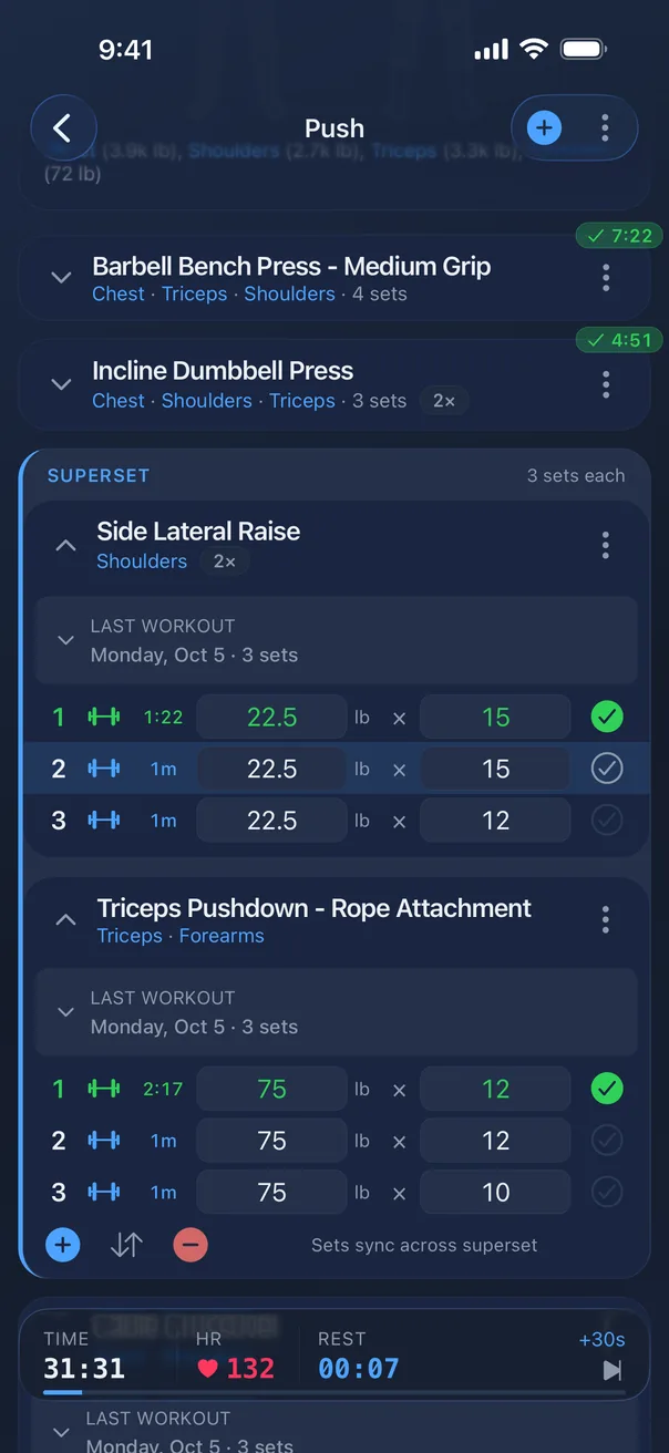 Live workout: a superset of side lateral raises and rope triceps pushdowns, last workout's numbers above each exercise, and a bar with elapsed time, heart rate and rest countdown.